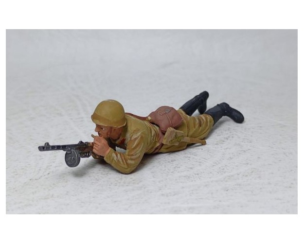 Infante soviético con subfusil PPSH-41 cuerpo a tierra