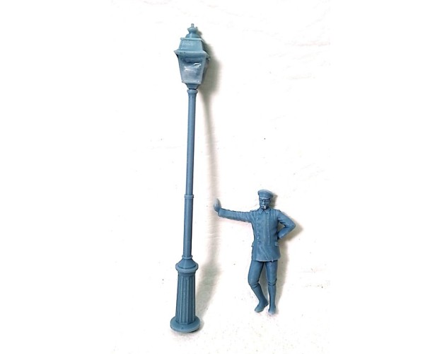 Farola con uniformado apoyado