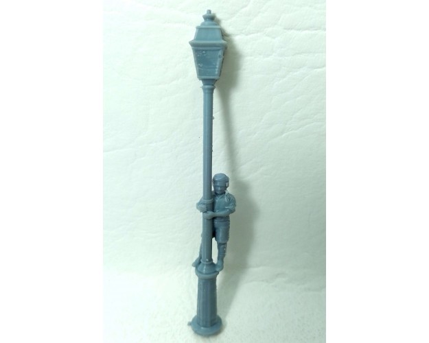 Farola con niño trepado