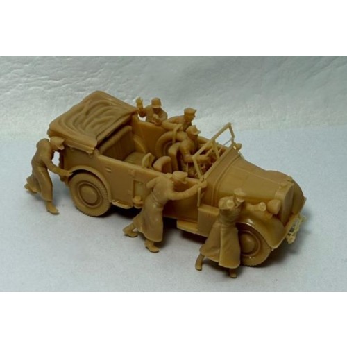 Horch 901 con soldados empujando