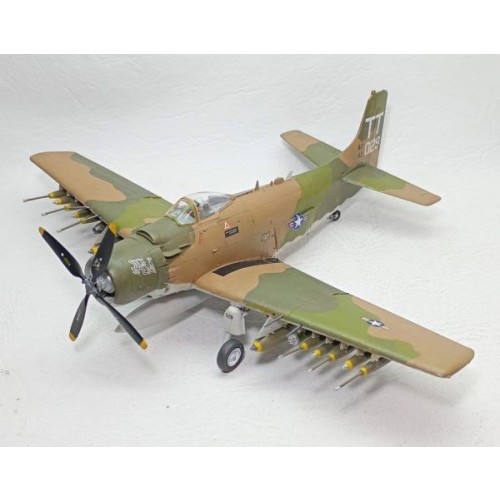 DOUGLAS A-1J SKYRAIDER 1/48