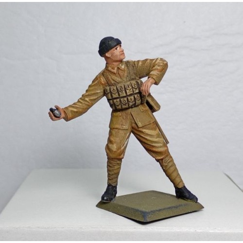 Infante británico IGM lanzando granada