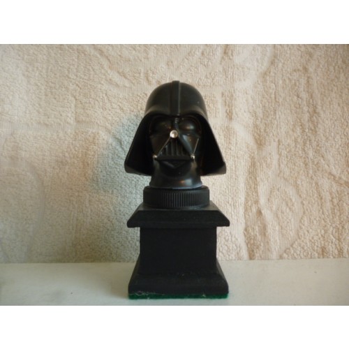 CASCO DARTH VADER SOBRE BASE DE MADERA