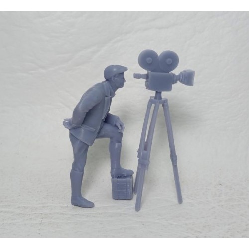 Camarógrafo con trípode.