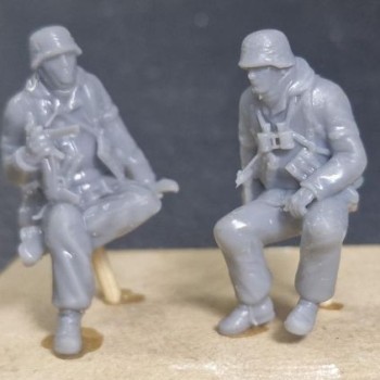 Paracaidistas alemanes sentados (2 figuras)