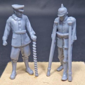 WWI Médico y herido con muletas