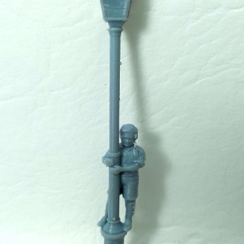 Farola con niño trepado